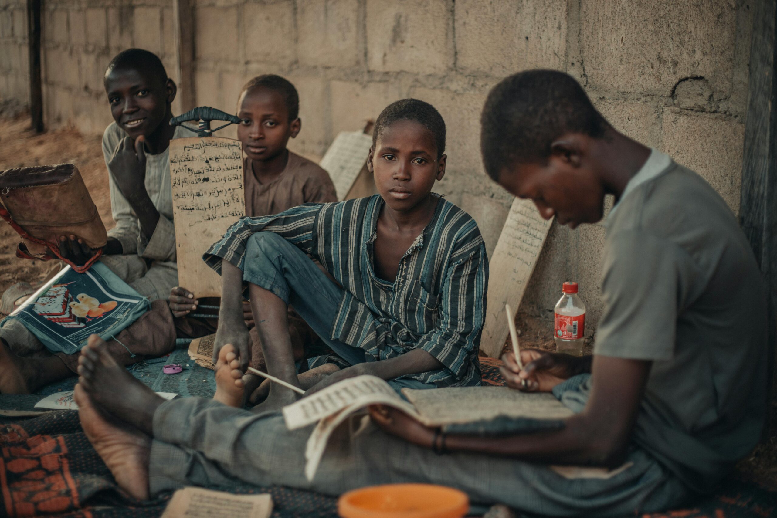 Ragazzi africani che studiano con i libri